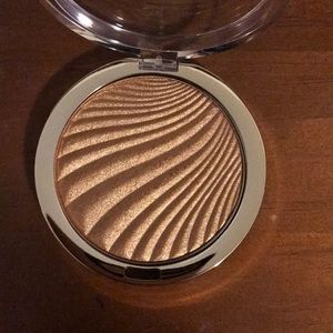 Milani Highlighter